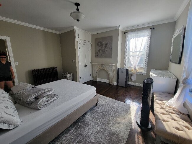 Building Photo - 107 Munroe St