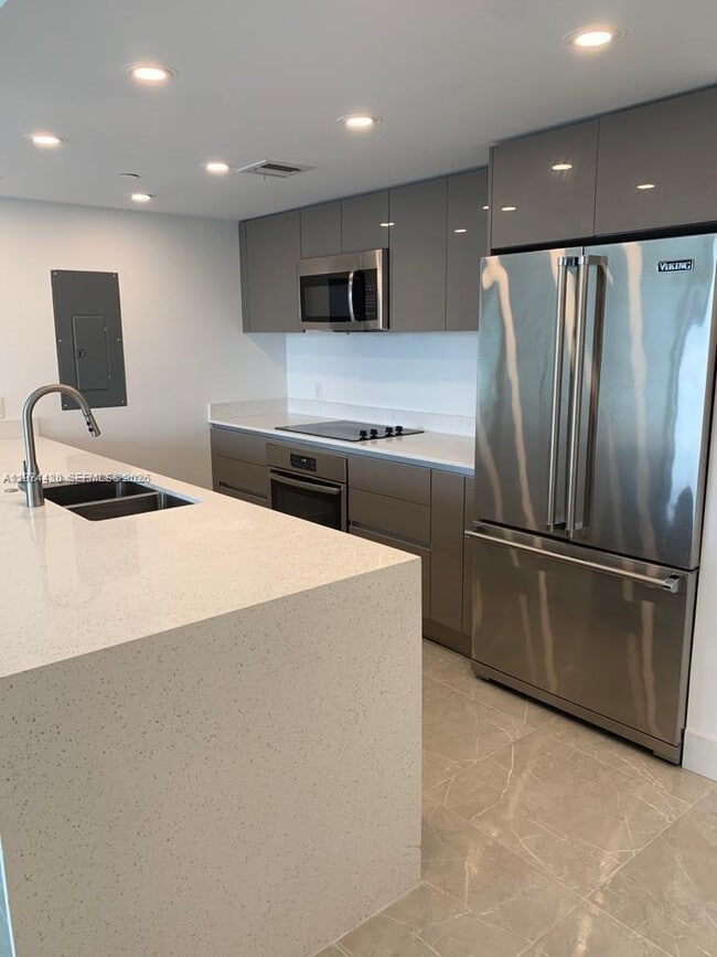 Building Photo - 13800 Highland Dr