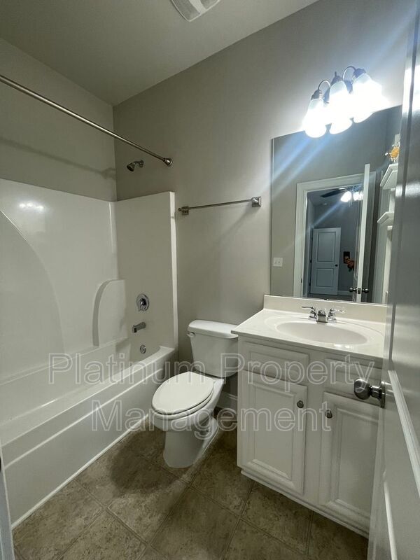 Building Photo - 5180 Mirror Lake Dr