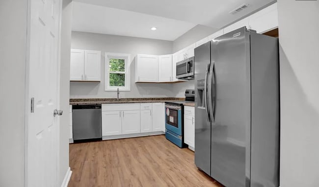Building Photo - Beautifully Updated Townhome