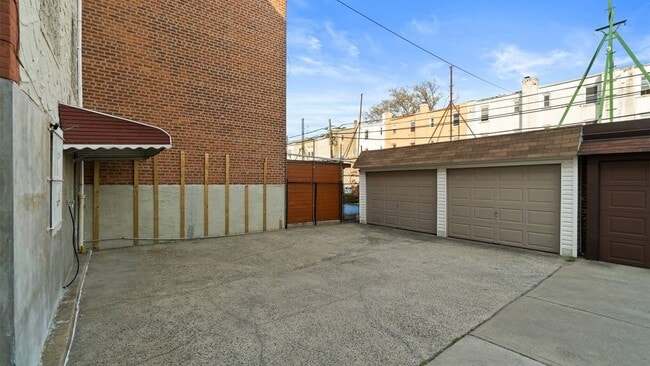 Building Photo - 32-33-33 46th St