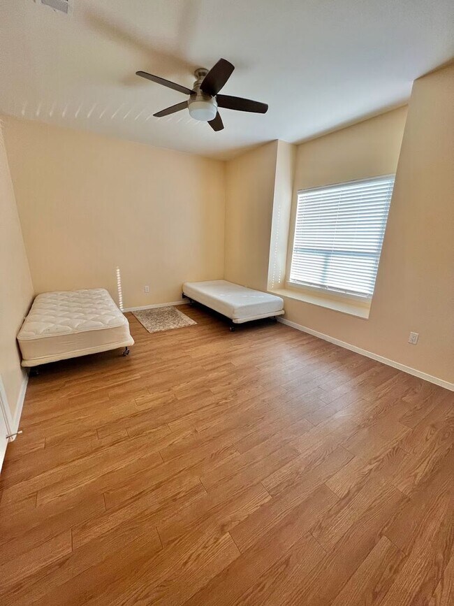 Building Photo - WONDERFUL WEST CAMPUS 1 BEDROOM - AVAILABLE AUGUST 2026 - OVERLOOK CONDOS - $1600