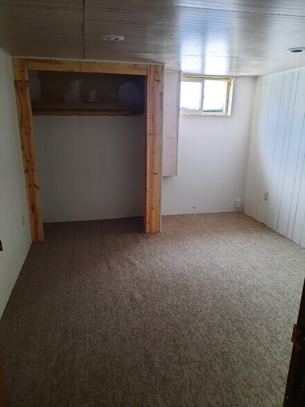 Basement bedroom#3 - 40016 Linden Dr