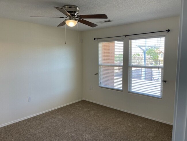 Building Photo - 3 bedroom 2.5 bathroom Townhome