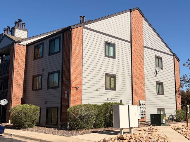 Building Photo - "Charming 2-Bed Condo with Cozy Fireplace in Prime Arvada Location!"