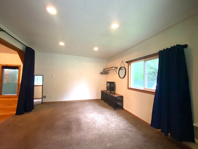 Building Photo - 60 W Puyallup Dr