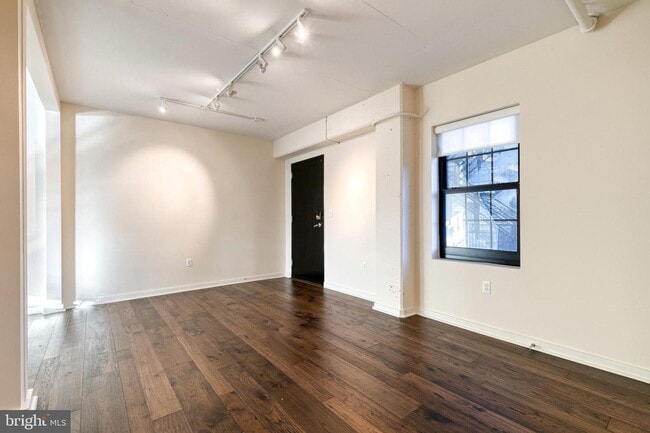 Building Photo - Live in luxury in the heart of Baltimore's esteemed Little Italy neighborhood!