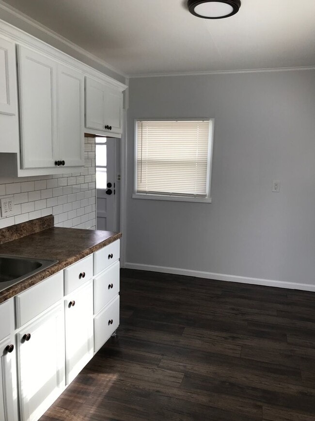 Building Photo - Bright and Cozy 2 Bedroom