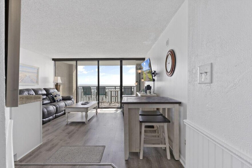 Building Photo - 5523 N Ocean Blvd