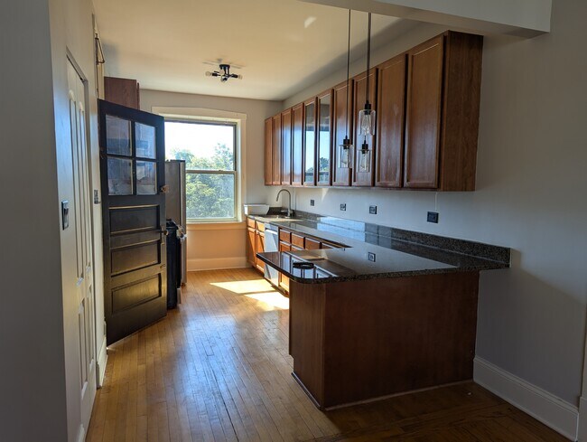 Building Photo - 435 N Lombard Ave