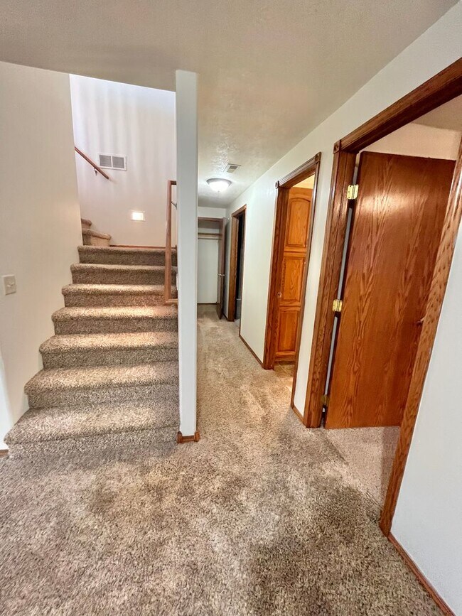 Building Photo - Spacious 4 Bed/3 Bath Twinhome in Brandon!