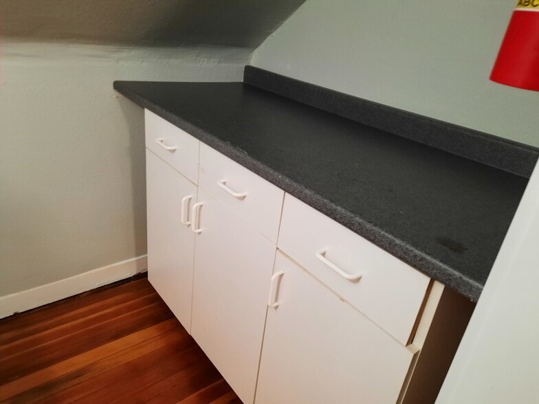 COUNTERTOP - 177 Davenport Ave