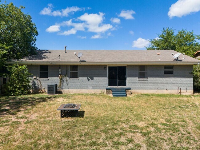 Building Photo - $500 off first months rent