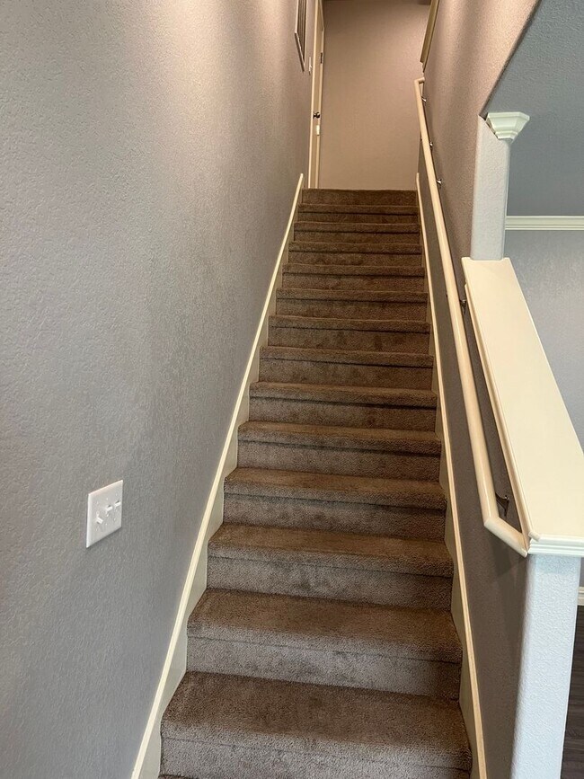 Building Photo - 3 bedroom/2 bathroom townhouse