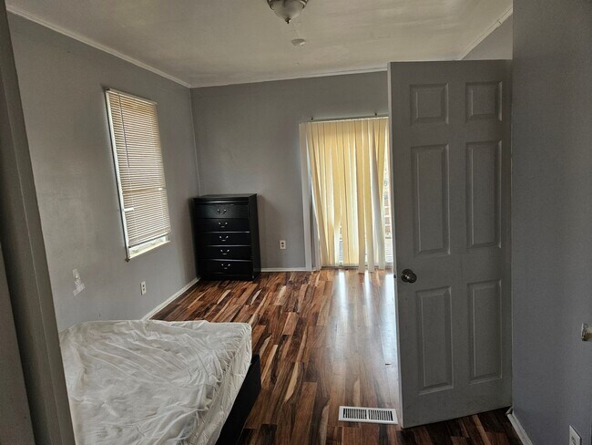Building Photo - 2 bedroom/ 1 bathroom Detroit's Westside F...