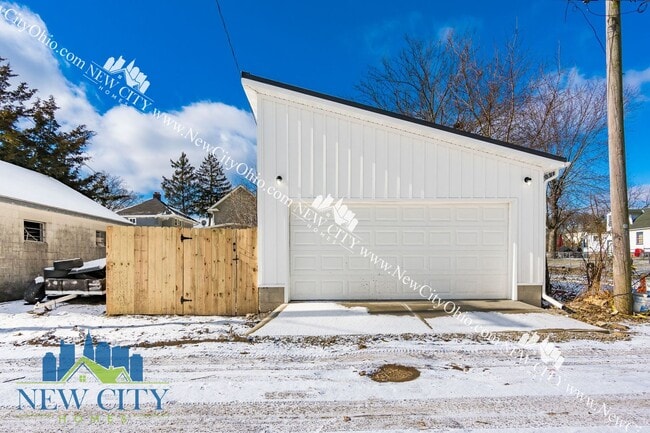 Building Photo - 2 Bedroom, 1.5 Bathroom Home! Recently Built!