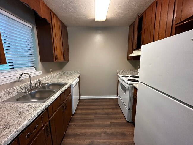 Building Photo - Downstairs unit off E Park and Victory Gar...