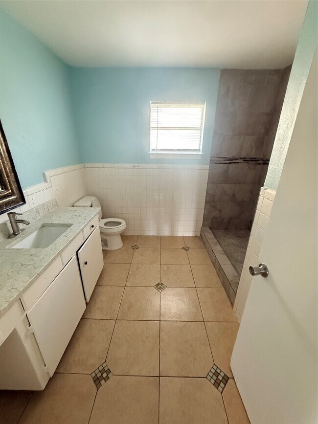 Building Photo - 5107 Avenue Q