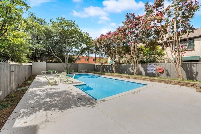 Building Photo - 5990 Lindenshire Ln