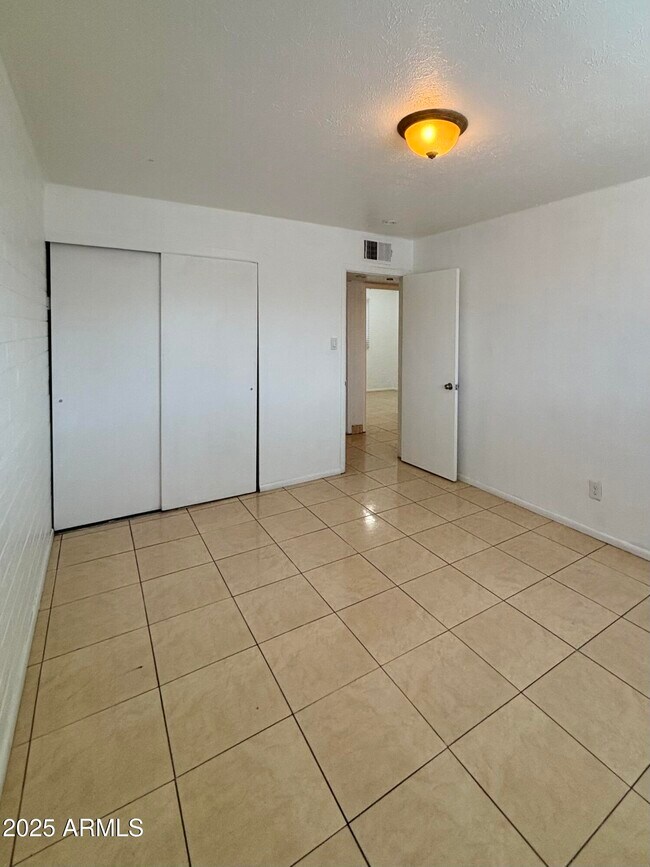 Building Photo - 4842 W Elm St