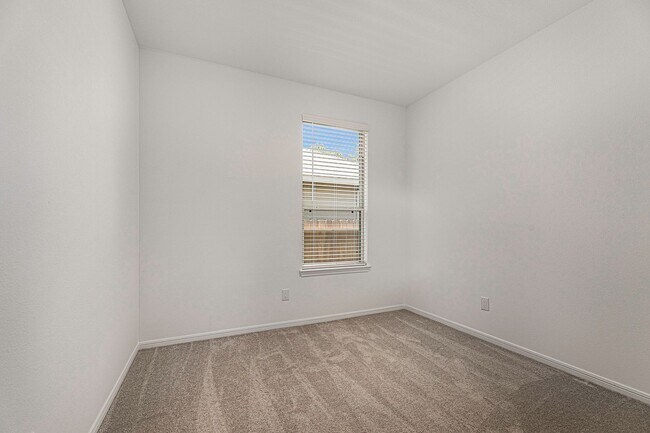 Building Photo - Like New 4 bedroom, 2 1/2 bath, 1 story in...