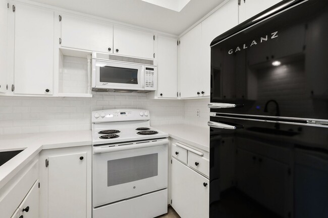 Building Photo - Beautiful & Spacious 1BD/1BA Condo - Walk ...
