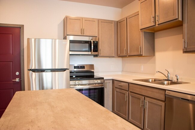 Building Photo - Brand New Apartments on Golf Road!