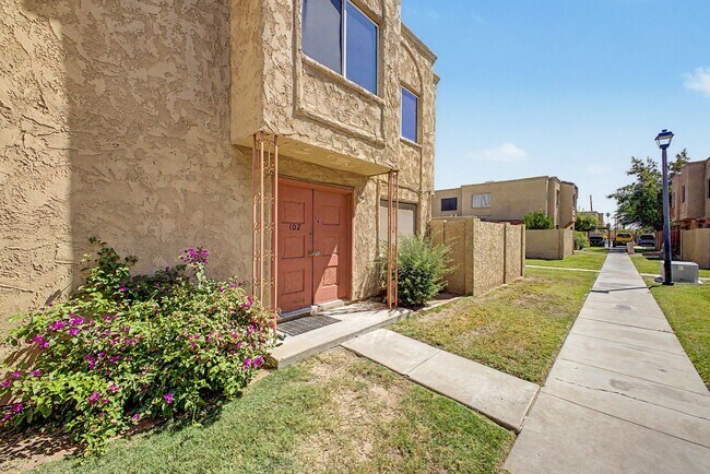 Building Photo - ***INCREDIBLE TOWNHOME with ALL appliances & water, sewer, trash INCLUDED!