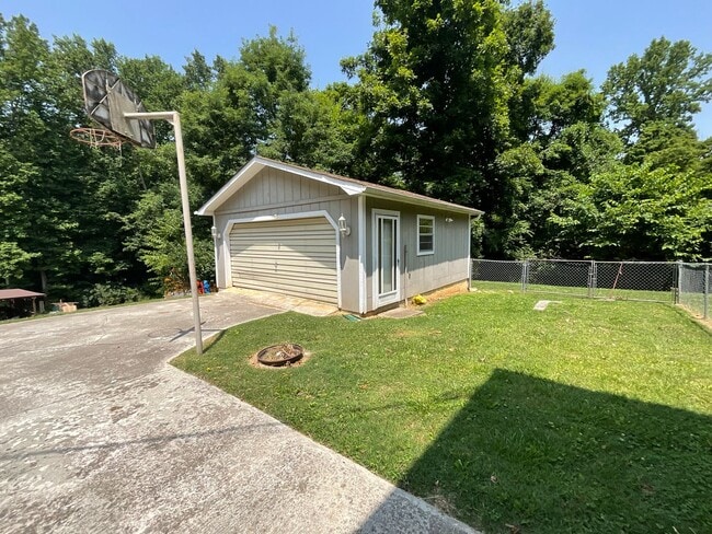 Building Photo - Large 4 bed/2 bath with garage - W. Hamble...
