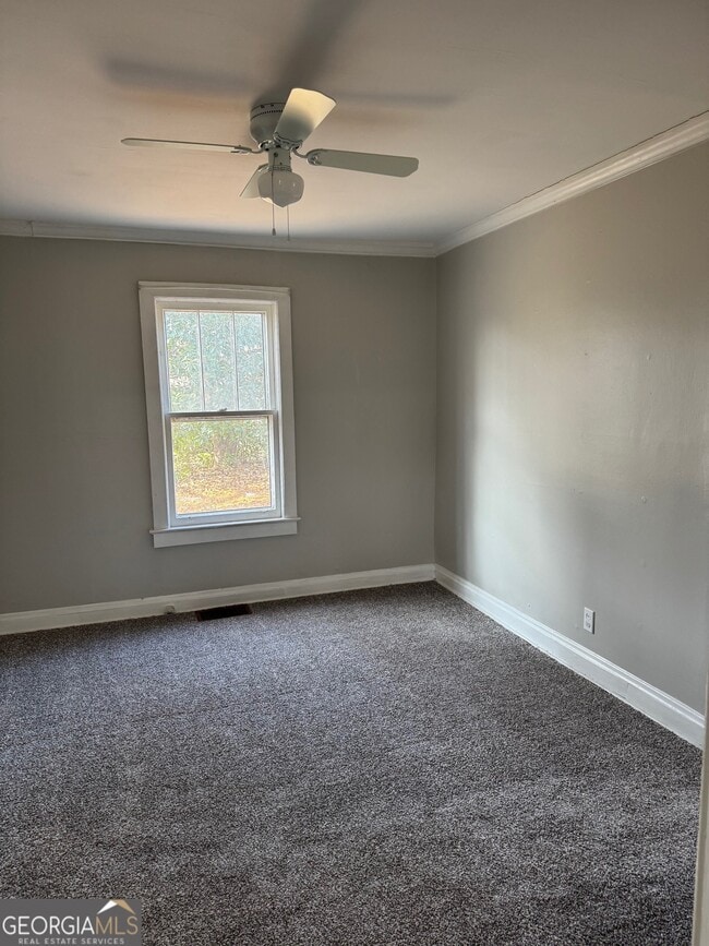 Building Photo - 202 1/2 Pleasant St