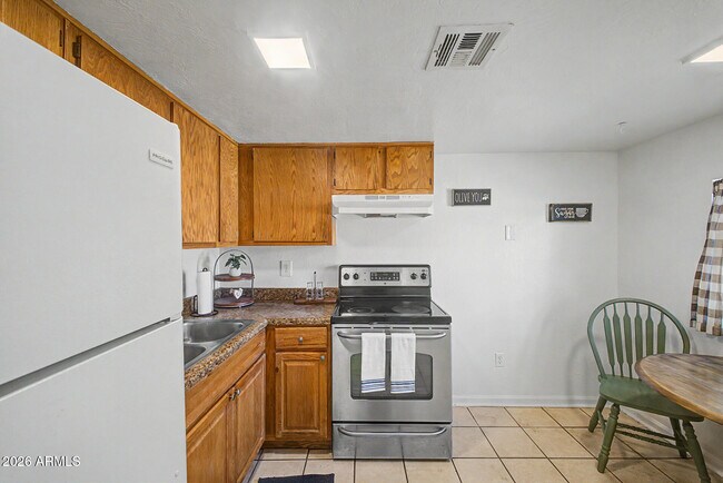 Building Photo - 823 E Carol Ave