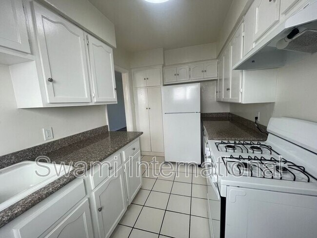 Building Photo - 622 1/2 E 97th