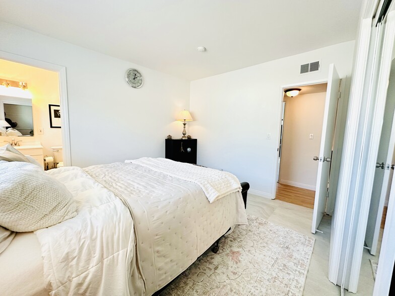 Guest Bedroom1.2 - 1307 Aviation Blvd