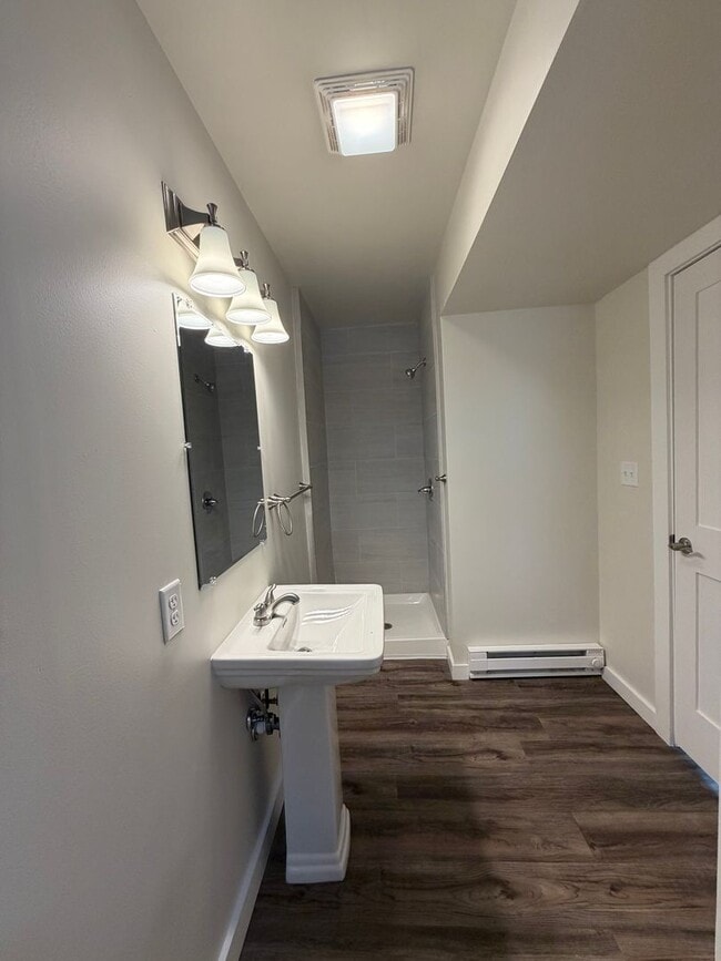 Building Photo - Beautifully remodeled and completed 1 bedroom apartment. FREE MONTH OF RENT!*