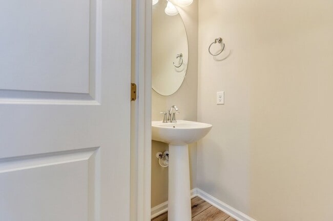 Building Photo - 4 Bed/2.5 Bath in The Commons