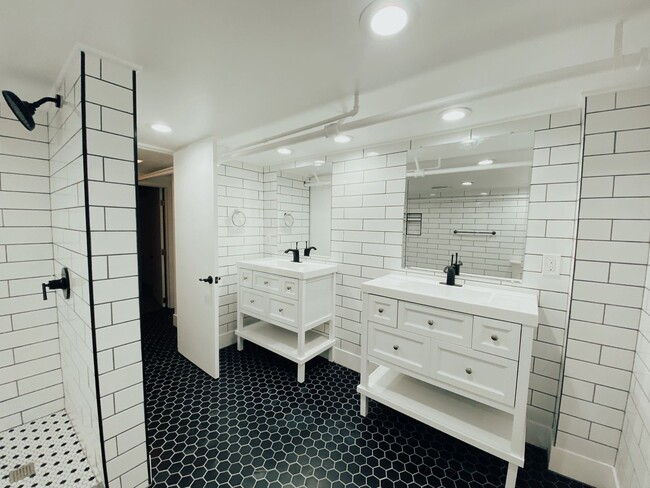 Building Photo - NEWLY RENOVATED 2 BEDROOM IN THE HEART OF BLOOMFIELD!