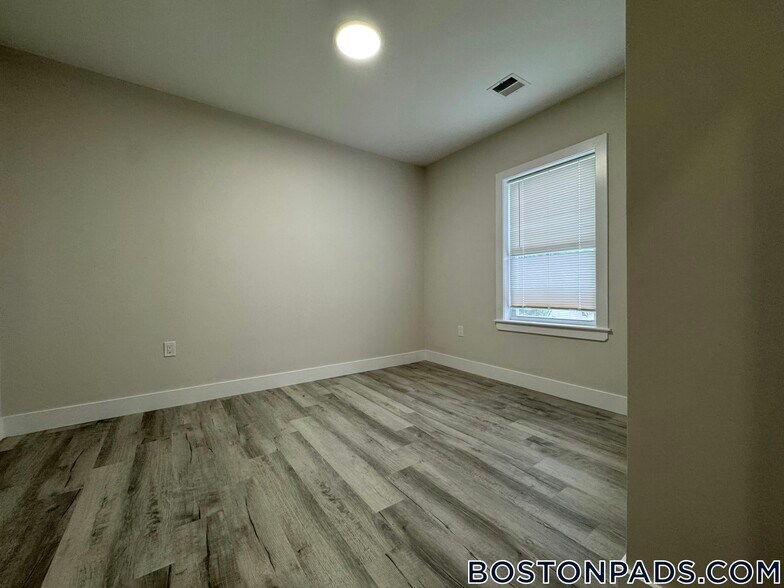 Building Photo - 10 Cawfield St