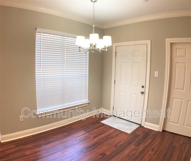 Building Photo - 710 E Boyd Dr