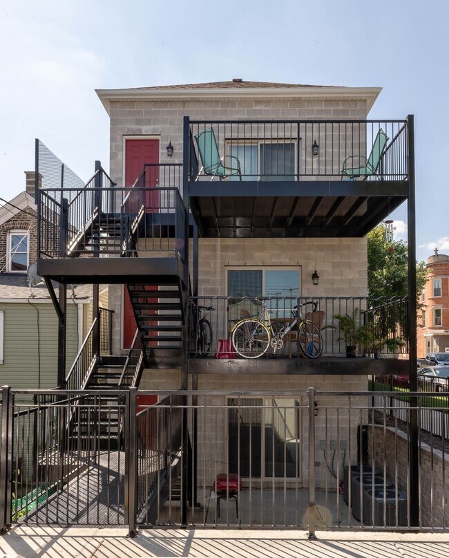 Building Photo - 2258 W Cullerton St