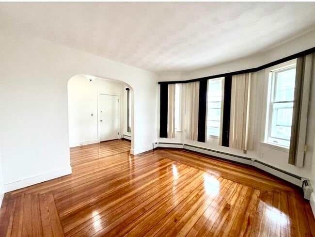 Building Photo - 1129 Saratoga St