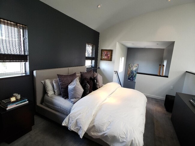 Building Photo - Professionally Designed Modern Loft In Oak...