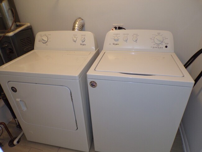 Building Photo - 1053 Woodhill Ct