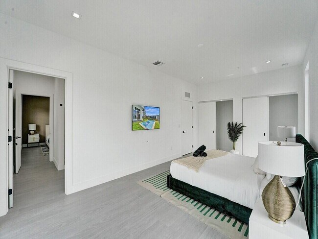 Building Photo - 1226 NE 15th Ave