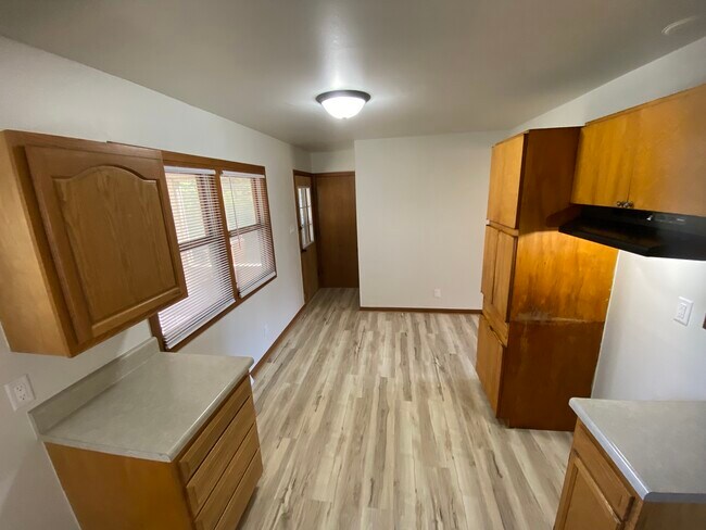 Building Photo - 4000 SE Mercier St