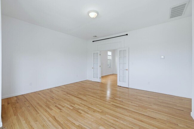 Building Photo - 211 20th St