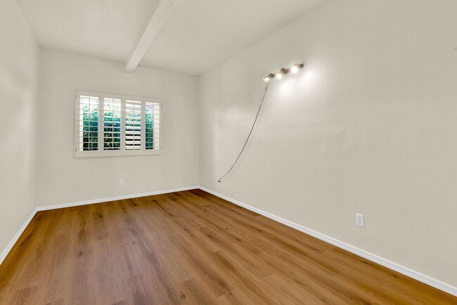 Building Photo - Beautiful 5-Bedroom Home with Private Pool...