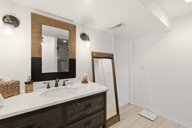 Building Photo - Beautiful 4 Bedroom/3 Bathroom Home in University Hills Area!