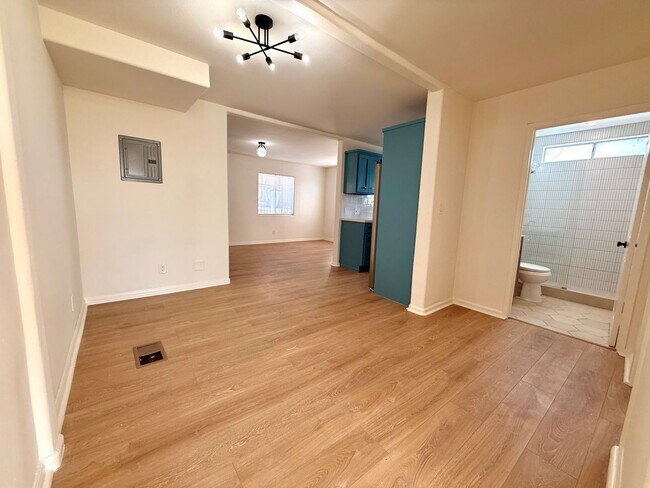 Building Photo - 1027 Coronado Terrace