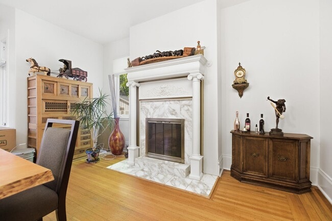 Building Photo - Stunning 5 Bedroom 2.5 Bathroom Home in Squirrel Hill