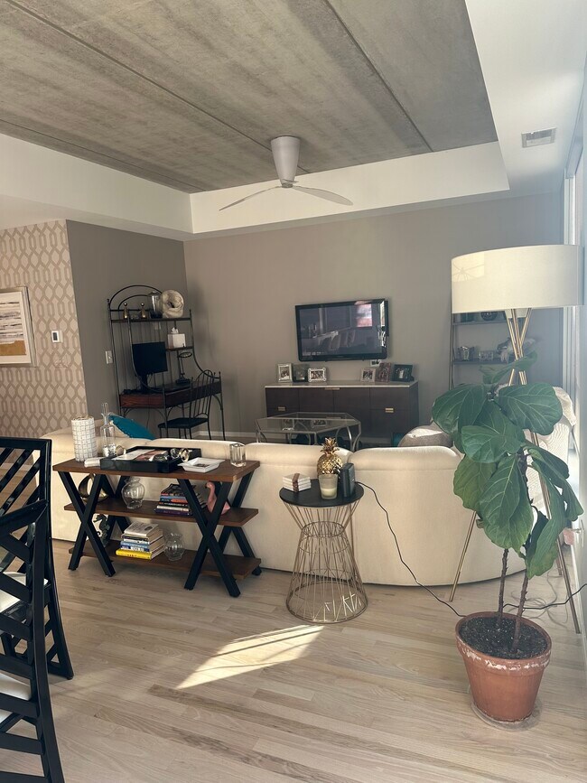 Building Photo - 1422 N La Salle Dr